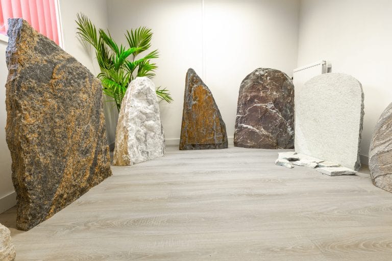 Verschillende ruwe grafstenen van diverse materialen.