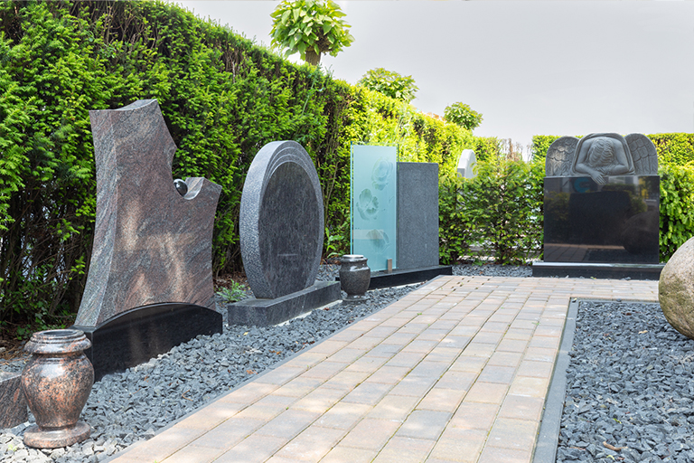 Grafmonumenten in een showtuin. Wat kost een grafsteen? OriÃ«ntatie