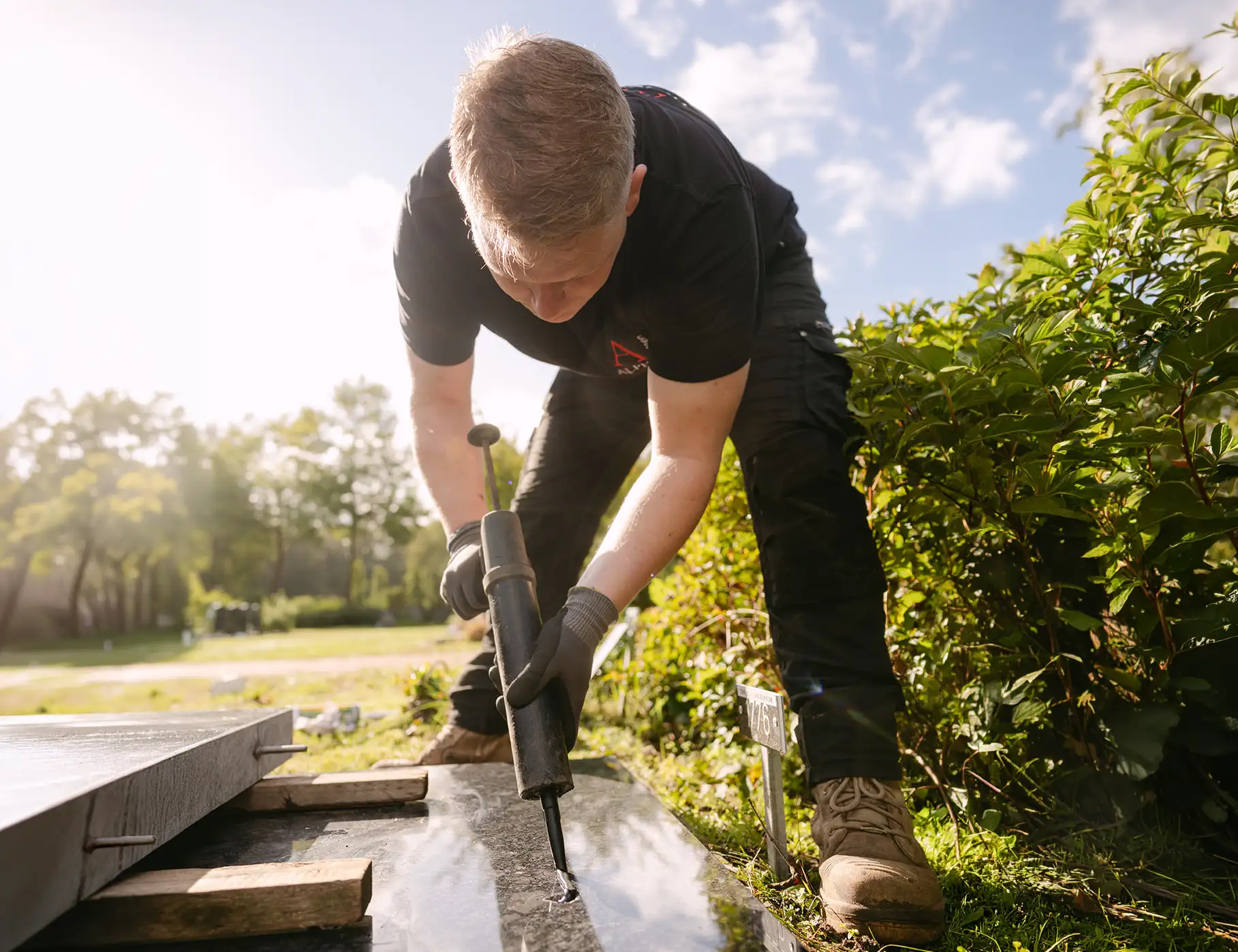 grafsteen plaatsen Voorbereiding Alpha Natuursteen