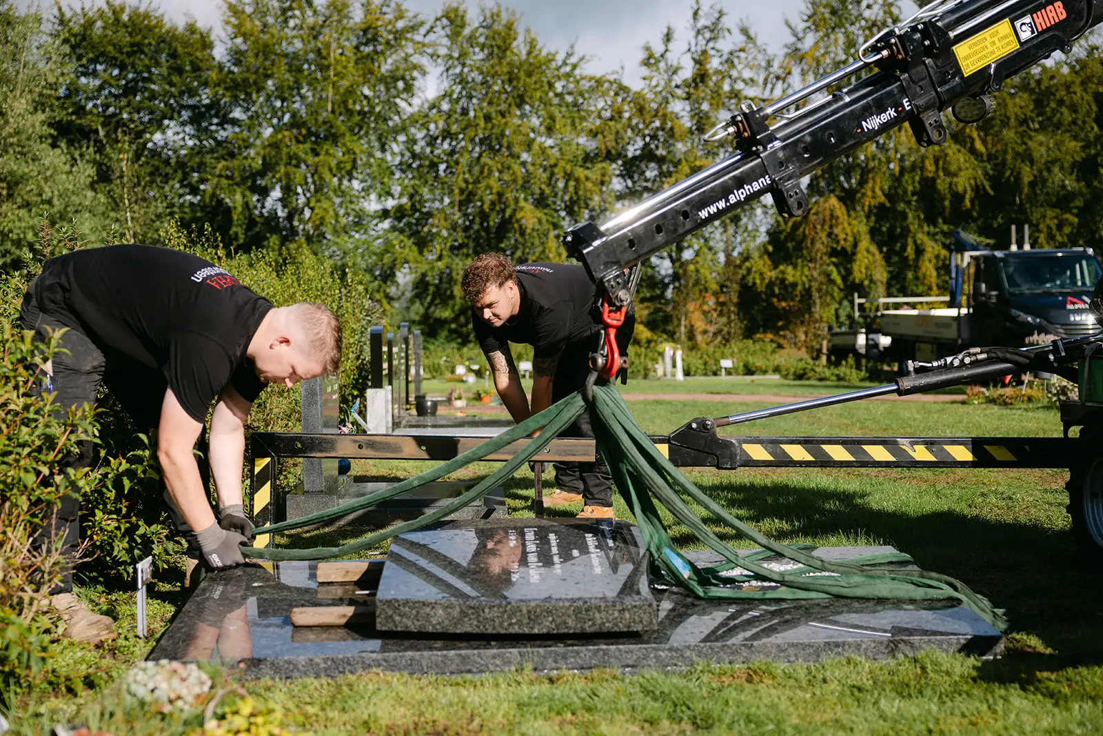 Plaatsen van grafmonument Alpha Natuursteen grafsteen plaatsen