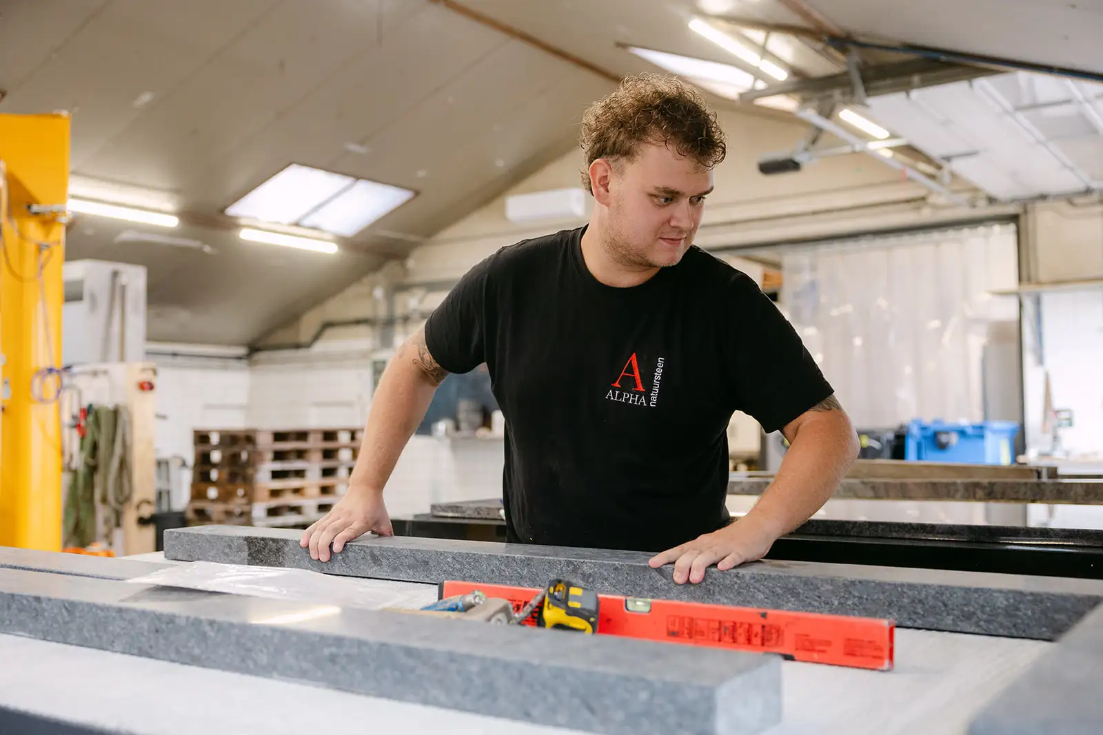 Productie grafmonument Alpha Natuursteen